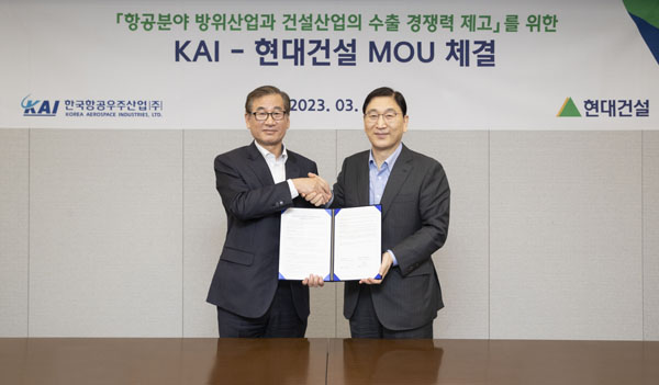 ▲온라인 검증 사이트온라인 검증 사이트 윤영준 사장(오른쪽)과 KAI 강구영 사장이 27일 협약 체결 이후 기념사진을 촬영하고 있다./사진=온라인 검증 사이트온라인 검증 사이트
