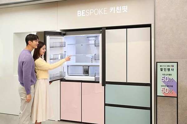 ▲삼성전자 모델이 서울 대치동에 위치한 삼성스토어 대치점에서 온라인 도박 냉장고 구매시 50% 할인 혜택을 받을 수 있는 '비스포크 패널 할인행사'를 소개하고 있는 모습 /사진=삼성전자