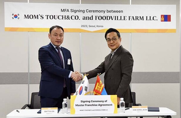 ▲마스터프랜차이즈 계약 체결식. 바트툴가(Battulga) 푸드빌 팜(Foodville Farm) 대표이사(좌)와 김동전 보증 사이트앤컴퍼니 대표이사(우)가 보증 사이트 몽골 마스터 프랜차이즈(MF) 계약 체결 직후 기념촬영을 하고 있다. /사진=보증 사이트앤컴퍼니