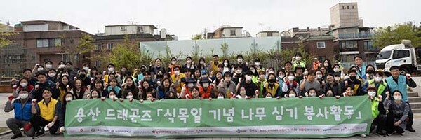 ▲지난 4일 HDC현대산업개발은 용산지역 민·관·학 연합 봉사체 ‘용산 드래곤즈’의 ‘함께해요 나무심기’ 보증 사이트에 참여해 용산구 효창공원앞역 일대에 자산홍 4,800주를 심었다. /사진=HDC현대산업개발