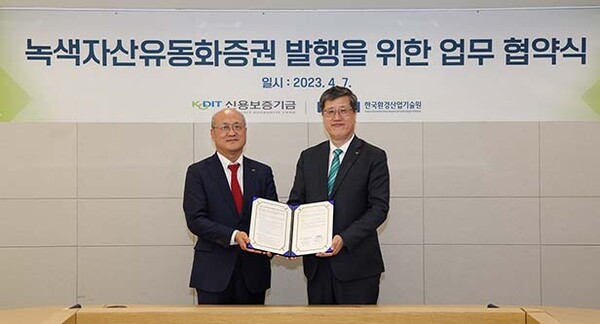 ▲최원목 신용보증기금 이사장(오른쪽)과 최홍진 도박 사이트장(왼쪽)이 지난 7일 서울 마포구 '프론트원'에서 열린 '녹색자산유동화증권 발행을 위한 업무협약'에 참석해 기념촬영을 하고 있다. /사진=신용보증기금