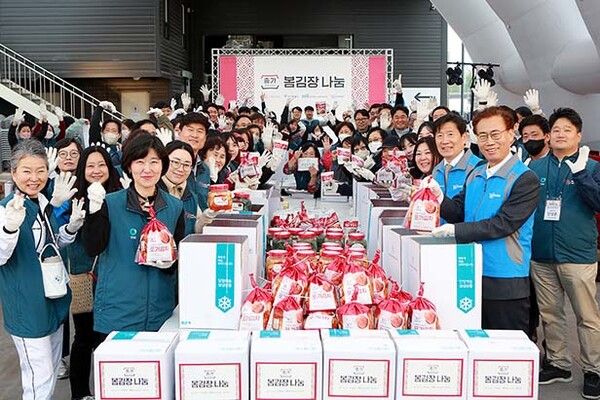 ▲대상 임직원과 자원봉사자들이 18일 열린 ‘2023 종가 봄김장 나눔’ 토토 배팅 사이트에 참석해 기념촬영을 하고 있다. /사진=대상