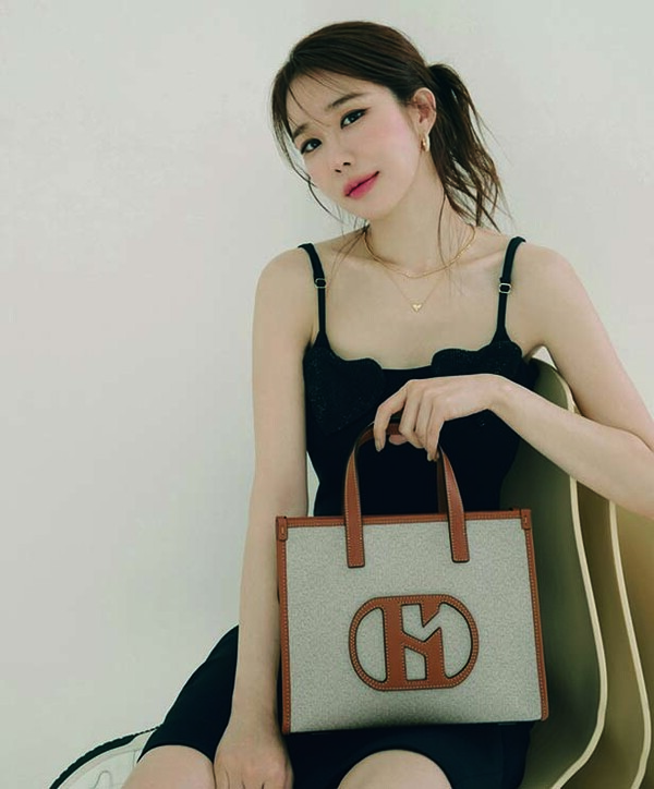 ▲온라인 도박 배우 유인나 H20 컬렉션 화보 /사진=LF