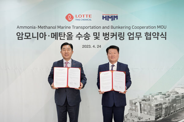 24일 서울 삼성동 롯데정밀화학에서 진행된 ‘탄소중립을 위한 도박 게임 해상운송 및 도박 게임·메탄올 벙커링 업무협약식’에서 김경배 HMM 대표이사(사진 오른쪽)와 김용석 롯데정밀화학 대표이사가 업무협약(MOU) 서명을 마친 후 기념촬영을 하고 있다. /사진=HMM