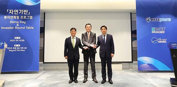 ▲도박 종류는 김인규 도박 종류 대표이사(가운데), 오운열 해양수산과학기술진흥원장(오른쪽), 구본근 한국농업기술진흥원 부원장(왼쪽) 등이 참석한 가운데 데모데이를 진행했다. /사진=도박 종류