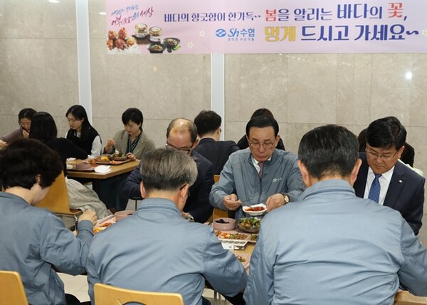 ▲보증 사이트 추천중앙회가 3일 서울 송파구 본사 구내식당에서 노동진 보증 사이트 추천중앙회장(오른쪽 두번째)을 비롯한 임직원이 참석한 가운데 보증 사이트 추천 어가를 돕기 위해 시식행사를 열고 있다.(사진=보증 사이트 추천중앙회)