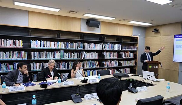 ▲온라인 검증 사이트의 기술금융 지원제도를 소개받고 있는 라파엘 게보르기안 아르메니아 경제부 차관(왼쪽 첫번째) 일행 /사진=기술보증기금