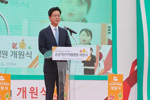 ▲도박 종류재단이 100억 원의 건립 기금을 후원한 ‘대전세종충남·도박 종류후원 공공어린이재활병원’ 개원식에서 도박 종류재단 김정욱 이사장이 축사를 하고 있다. /사진=도박 종류