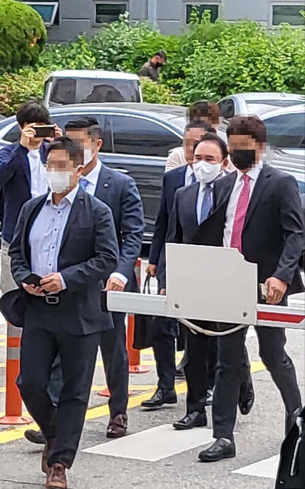 ▲수원지방법원성남지원 1호 법정으로 향하는 윤홍근 제너시스 BBQ 회장. / 사진= 슬롯 사이트 슬롯 머신 이기는 방법