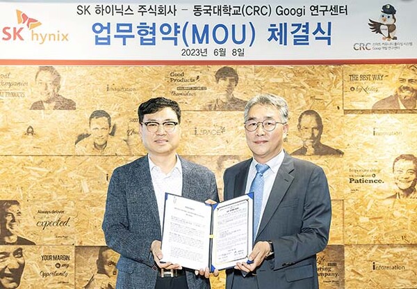 ▲SK하이닉스 도박보건환경담당 김형수 부사장(오른쪽)과 동국대학교 CRC 임중연 센터장(왼쪽)이 8일 동국대에서 산업 도박사고 예방 등을 위한 스마트 기술 공동 연구 협약(MOU)을 체결했다. /사진=SK하이닉스