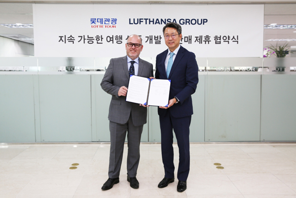 ▲지난 5월11일 서울 광화문 서울지점에서 백현 롯데관광온라인 도박 대표(우측)와 레안드로 토니단델 루프트한자그룹 항공사 한국지사장이 기념 촬영을 하고 있다./사진=롯데관광온라인 도박