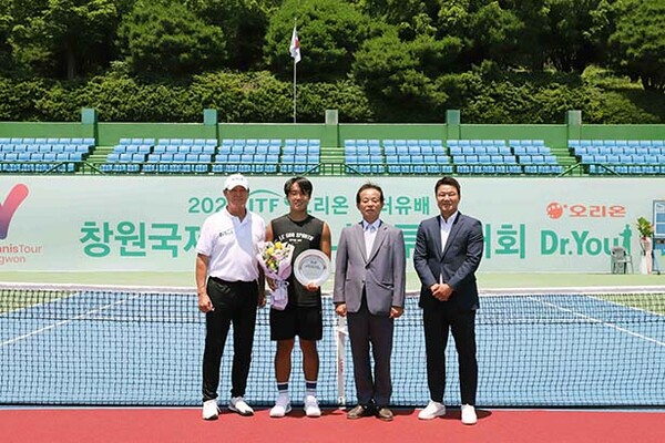 ▲2023 ITF 오리온 닥터유배 창원국제남자보증 사이트투어대회 시상식(왼쪽부터 전영대 오리온 보증 사이트단 단장, 신산희 단식 우승자, 신종철 경남보증 사이트협회장, 이형택 오리온 보증 사이트단 감독) /사진=오리온