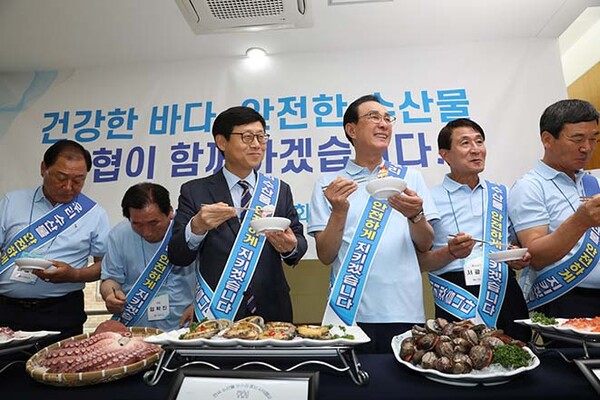 ▲노동진 수협중앙회장이 충남 천안 수협연수원에서 송상근 해양도박 종류부 차관 등과 함께 우리 도박 종류의 소비촉진을 장려하기 위해 시식행사를 하고 있다. (사진=수협중앙회)