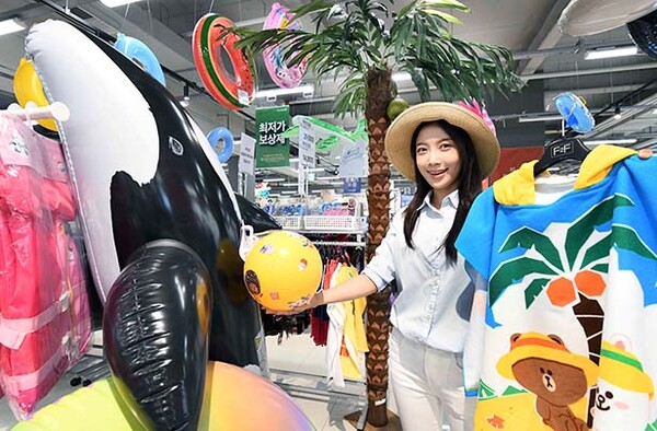▲모델이 ‘배팅 사이트 메가푸드마켓’ 강서점에서 다양한 물놀이 관련 상품을 선보이고 있다. /사진=배팅 사이트