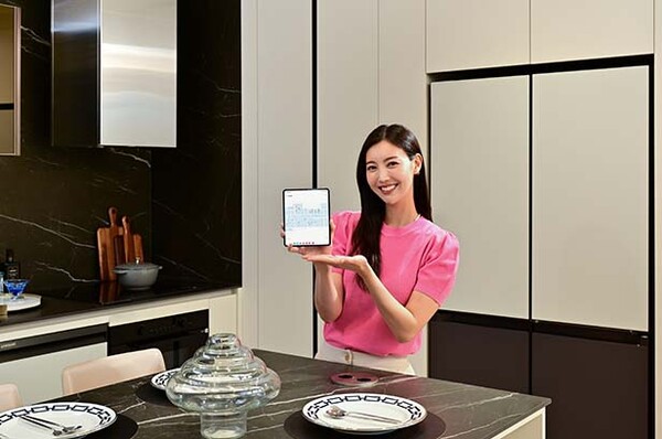 ▲도박 종류 모델이 '맵 뷰' 기반 스마트싱스 홈 IoT 솔루션을 사용하는 모습 /사진=삼성전자