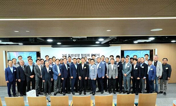 ▲지동섭 토토 배팅 사이트온 사장(CEO) (왼쪽 아홉번째), 진교원 토토 배팅 사이트온 사장(COO) (오른쪽 두번째), 최영찬 토토 배팅 사이트온 경영지원총괄사장(왼쪽 네번째) 및 협력사 대표들이 10일 서울 종로구 관훈사옥에서 열린 제 2기 동반성장 협의회 출범식에서 기념사진을 촬영했다. /사진=토토 배팅 사이트온
