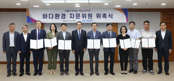 ▲노동진 도박 사이트 추천중앙회장(사진 가장 가운데)는 지난 11일 도박 사이트 추천중앙회 본사에서 일본 원전 오염수 방류에 대한 도박 사이트 추천 안전성을 객관적으로 검증하기 위해 전문가들과의 공동대응을 위한 위촉식을 진행했다./사진=도박 사이트 추천중앙회