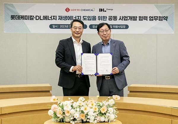 ▲17일 롯데케미칼 경기 의왕온라인 검증 사이트장에서 열린 DL에너지- 롯데케미칼 재생에너지 공동 온라인 검증 사이트개발 업무협약식에 참석한 DL에너지 이정욱 대표(좌측)와 롯데케미칼 첨단소재온라인 검증 사이트 이영준 대표(우측) /사진=DL에너지