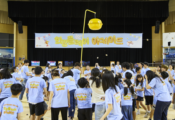 ▲‘희망플레이 아케이드’에 참여한 스마일게이트 임직원과 배팅 사이트 유저, 아이들이 함께 체육 활동을 하고 있는 모습./사진=스마일게이트