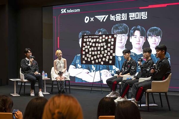 ▲T1의 세 선수와 0 온라인 도박이 한 자리에 모여 미니 팬미팅을 진행하는 모습 /사진=SKT