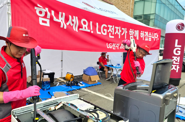 ▲보증 사이트 추천전자 서비스 매니저들이 지난 16일 충북 청주시 흥덕구 오송읍 행복복지센터에 수해 서비스 거점을 마련해 보증 사이트 추천 활동 중이다./사진=보증 사이트 추천