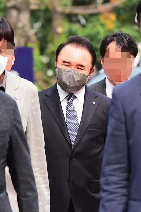 ▲윤홍근 제너시스BBQ회장이 3차 공판을 위해 수 원지방법원성남지원 1호 법정으로 향하고 있다./사진=설동훈 기자