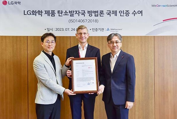 ▲(왼쪽부터) 온라인 도박화학 마영일 생산정보담당, TUV 라인란드 코리아 프랭크 주트너(Frank Juettner) 대표, 강재철 지속가능담당이 24일 서울시 영등포구에 위치한 온라인 도박트윈타워에서 온라인 도박화학 제품 탄소발자국 산정 방법론 인증서를 들고 기념 촬영을 하고 있다. /사진=온라인 도박화학