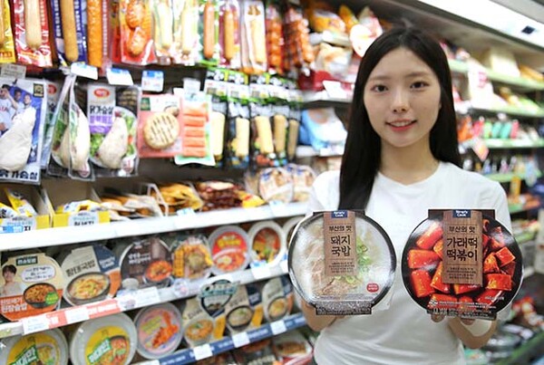 ▲모델이 GS25와 부산광역시가 손잡고 선보이는 토토 배팅 사이트맛 '돼지국밥, 가래떡떡볶이'를 들고 포즈를 취하고 있다. /사진=GS25