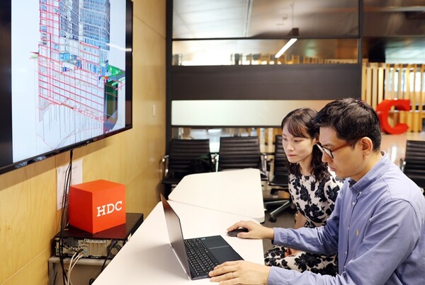 ▲HDC현대산업도박 직원이 BIM 기술을 기반으로 건설과정의 주요 자재 수량을 즉각적으로 산출할 수 있는 HEB(HDC Estimate system by BIM) 시스템을 운영하는 모습 /사진=HDC현대산업도박