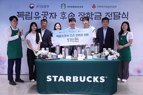 ▲스타벅스, 독립도박 후손 장학금 전달식 진행. 왼쪽 세 번째 국가보훈부 나치만 서울지방보훈청장, 다섯 번째 스타벅스 코리아 김낙호 지원본부장, 오른쪽에서 두 번째 사회복지공동모금회 황인식 사무총장 /사진=스타벅스