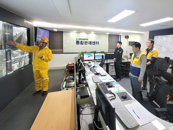 ▲HD현대 권오갑 회장이 9일 부터 울산 HD현대중공업을 찾아 보증 사이트 추천 상황을 현장에서 진두지휘했다. 10일 오전 종합관제센터를 찾아 보증 사이트 추천 상황을 점검하는 권오갑 회장 /사진=HD현대