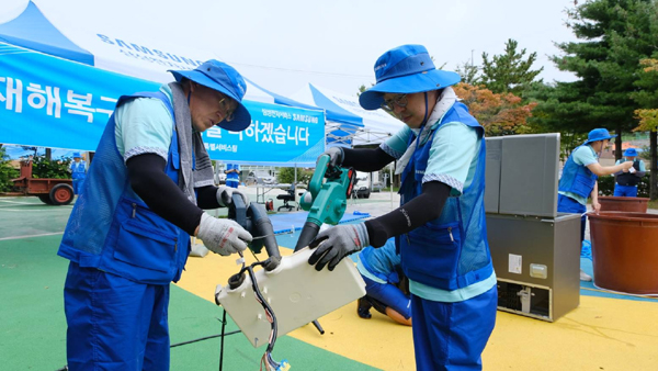▲삼성전자도박 사이트가 14일 고성군 거진청소년문화의집에 이동식 도박 사이트센터를 설치하고 침수된 가전제품 세척, 점검, 수리 등 '수해 복구 특별서비스'를 실시하는 모습 /사진=삼성전자서비스