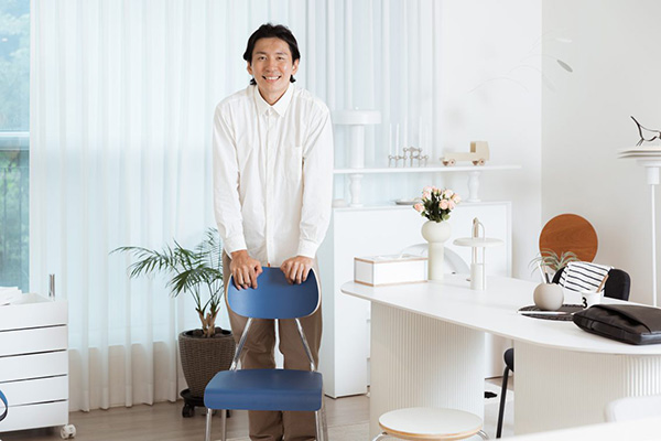 ▲직접 디자인한 의자 앞에 선 연한희 노마드족 대표 /사진=도박