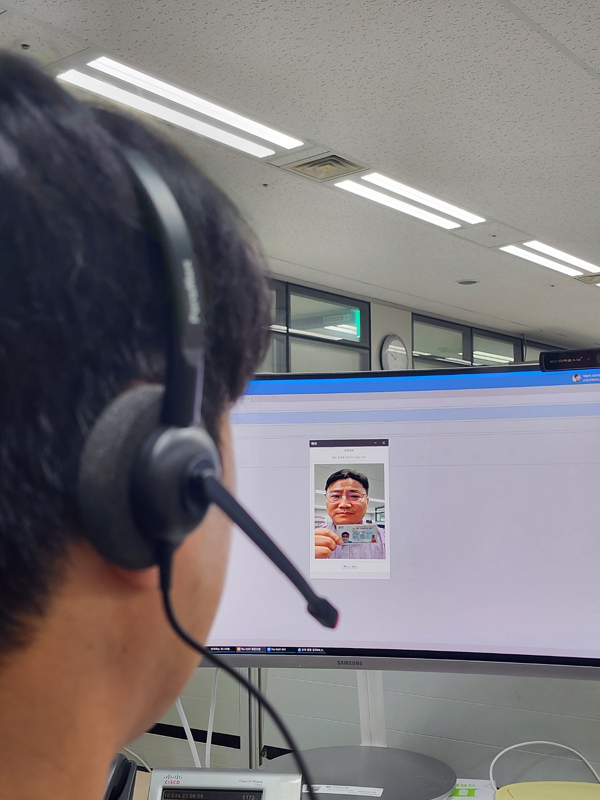 ▲신한보증 사이트이 실시간 영상으로 본인 여부를 확인하는 ‘보이스피싱 모니터링 영상확인 시스템’을 도입했다./사진=신한보증 사이트
