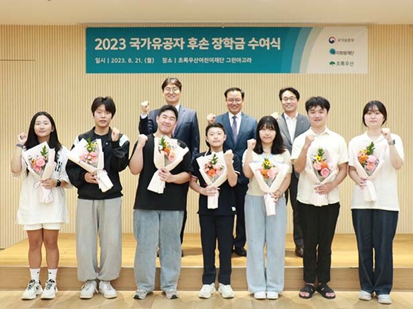 ▲(위쪽 왼쪽부터) 우미희망재단 이춘석 사무국장, 배팅 사이트보훈부 복지정책과 김석기 과장, 초록우산어린이재단 박수봉 본부장 (아래쪽) 장학금 수여 받은 학생들 /사진=우미희망재단