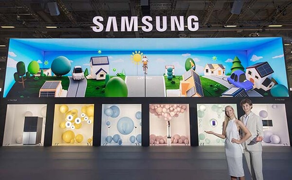 ▲IFA 2023가 열리는 메세 베를린(Messe Berlin)에 위치한 온라인 도박 전시관에서 온라인 도박 모델이 초대형 마이크로 LED 디스플레이 '더 월(The Wall)'을 활용한 새로운 미디어 파사드를 통해 스마트싱스 경험을 소개하고 있다. /사진=삼성전자