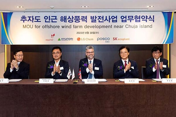▲지난 8월 30일 진행된 '추자도 인근 해상풍력 발전사업 업무협약식'에서 (사진 왼쪽부터) LG화학 허성우 부사장, SK에코플랜트 이동걸 사업단장, 에퀴노르 코리아 비욘 인게 브라텐 대표이사, 현대엔지니어링 임관섭 플랜트사업본부장, 포스코이앤씨 온상웅 인프라사업본부장이 협약서에 서명하고 기념사진을 촬영하고 있다. /사진=현대엔지니어링