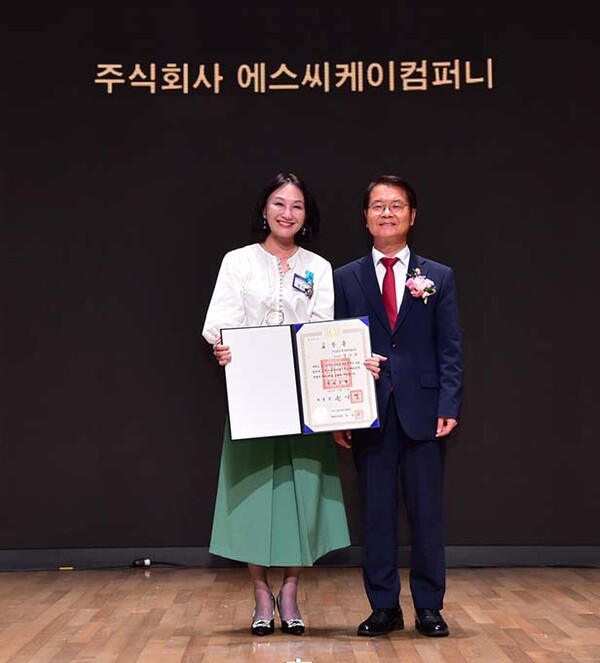 ▲보증 사이트 코리아 장수아 인사담당(왼쪽)이 이정식 고용노동부 장관과 기념촬영을 하고 있다. /사진=보증 사이트