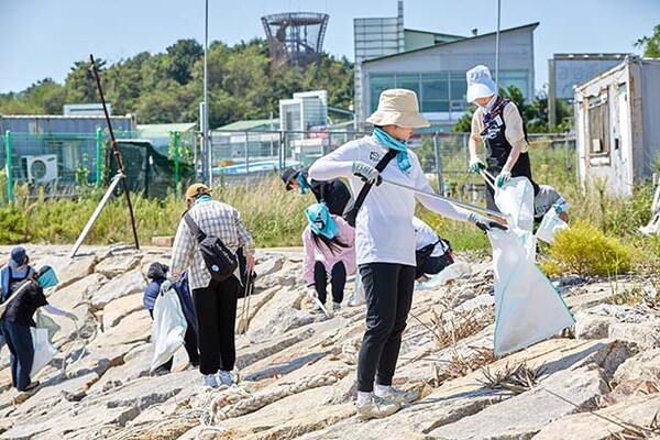▲지난 8일 인천 영종도 남측 방조제에서 우아한형제들 및 러쉬코리아 구성원들이 함께 해변 정화 봉사토토 배팅 사이트을 진행하고 있다 /사진=우아한형제들