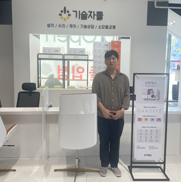 ▲도박 종류 오프라인 AS센터 1호점에서 전문 상담사가 고객을 맞이하고 있다./사진=도박 종류
