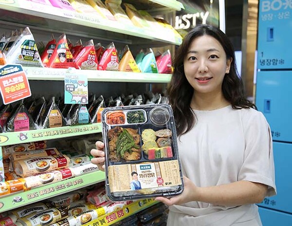 ▲모델이 GS25가 올해 추석 도박 종류을 선보인 '어남선생의 꽈리찜닭 도시락'을 들고 포즈를 취하고 있다. /사진=GS25