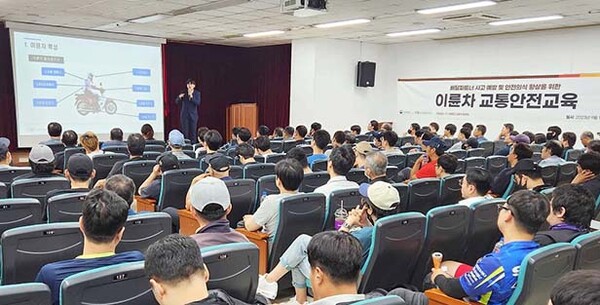 ▲쿠팡이츠서비스가 배달파트너들의 사고 예방 및 온라인 검증 사이트의식 향상을 위해 ‘이륜차 교통온라인 검증 사이트교육’을 실시하고 참여 배달파트너 전원에게 헬멧과 보호구를 지원했다.사진=쿠팡