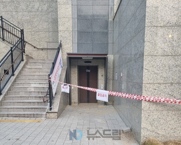 ▲준공된 지 1년이 넘게 흘렀음에도 고장난 상태로 방치돼 있는 인천 서구 검단신도시에 위치한 A아파트의 공용 엘리베이터= 독자 제공