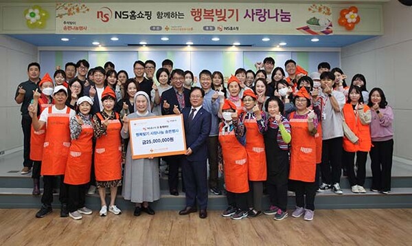 ▲도박 종류홈쇼핑이 추석을 맞아 26일 성남 수정노인종합복지관에서 송편나눔행사를 진행했다. (앞줄 오른쪽 다섯번째) 도박 종류홈쇼핑 조항목 대표이사와 임직원 및 수정노인종합복지관 관계자들이 기념촬영하고 있다. /사진=도박 종류홈쇼핑