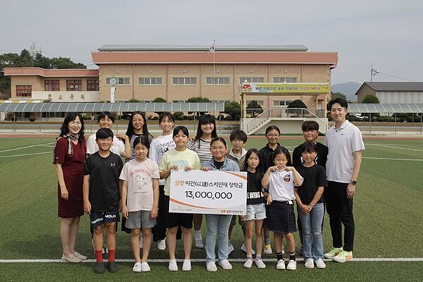 ▲강원특별자치도 평창군 대관령면 횡계초등학교 스키부 학생들과 선생님이 기념 촬영을 하고 있다. /사진=온라인 도박