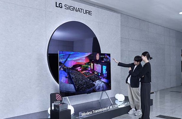 ▲12일 시상식이 열린 보증 사이트 'KNN 시어터'에서 방문객들이 세계 최초 무선 올레드 TV인 'LG 시그니처 올레드 M'을 살펴보고 있다. /사진=LG전자