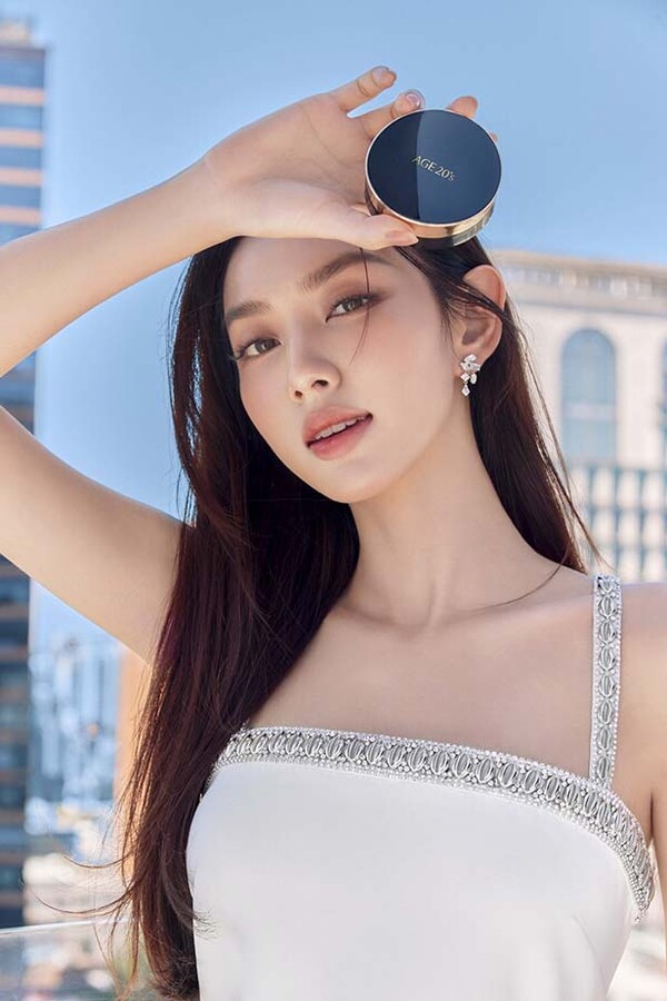 ▲도박 게임'S 베트남 현지 모델 투이 티엔과 함께한 메이크업 화보공개 /사진=애경산업