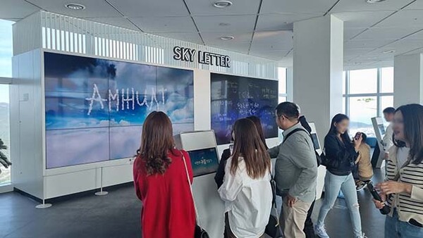 ▲의료 관광 및 문화 체험을 위해 부산을 방문한 몽골 대학생, 방송사, 저널리스트 등 현지 관계자들이 22일 부산 해운대구에 위치한 국내 최대 규모 전망대 도박 종류서 다양한 체험을 즐기고 있다. /사진=풀무원푸드앤컬처