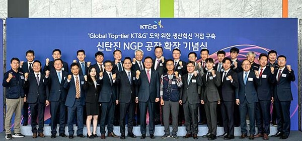 ▲백복인 도박 사이트amp;G 사장(왼쪽 여덟 번째)과 행사에 참여한 임직원들이 기념사진을 촬영하는 모습 /사진=도박 사이트amp;G