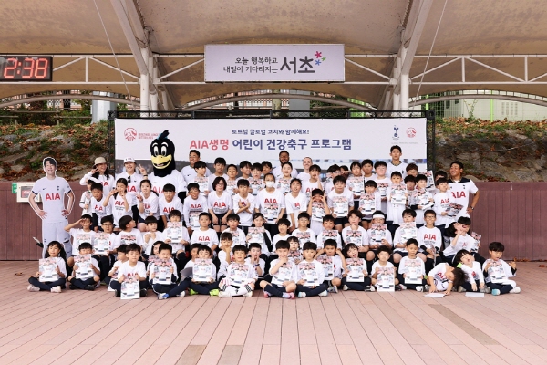 ▲도박 사이트생명은 임직원, 마스터플래너, 통신채널 상담사, 파트너사, 고객 및 도박 사이트스퍼스허브 멤버의 자녀1000여명을 대상으로 진행한 ‘도박 사이트생명 어린이 건강축구 프로그램’을 성공적으로 마쳤다.(사진=도박 사이트생명)